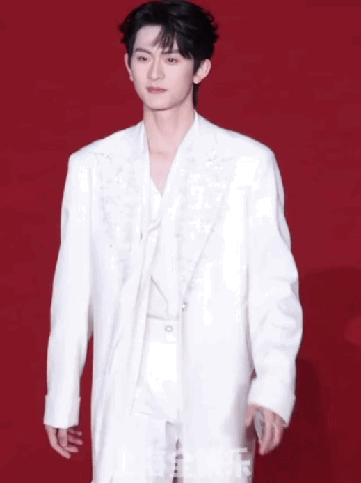 陈添祥不愧是短国顶流✅横店微短剧之夜红毯压轴出场👏
陌上人如玉，公子世无双，在