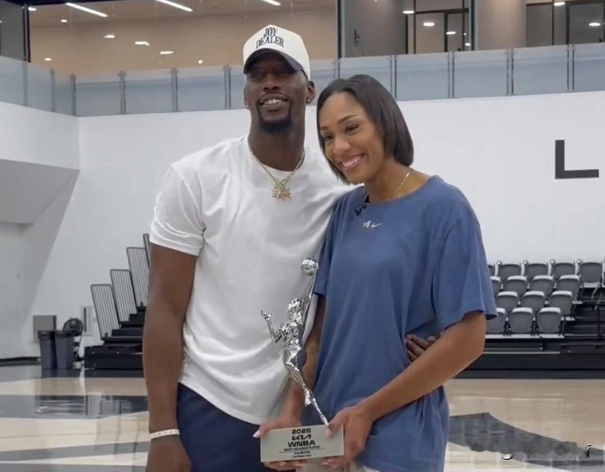 热巴伤退，鲍威尔成老大，韦尔迎来上位机会！
今天热火对阵老鹰的一场季前赛中，热火