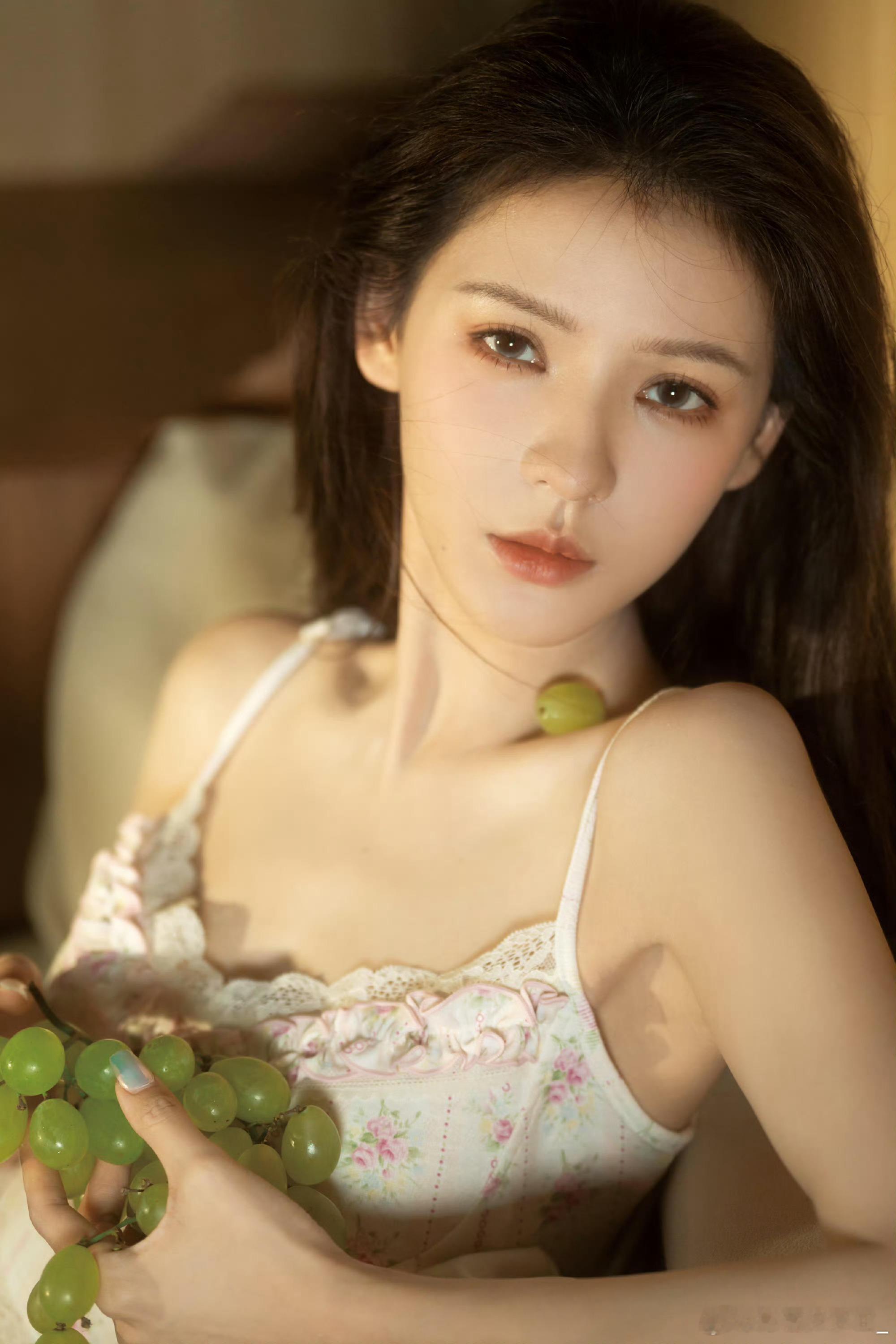张予曦   不必刻意雕琢美艳，松弛的素净状态最动人。果肉清甜，日光缱绻，而你是夏