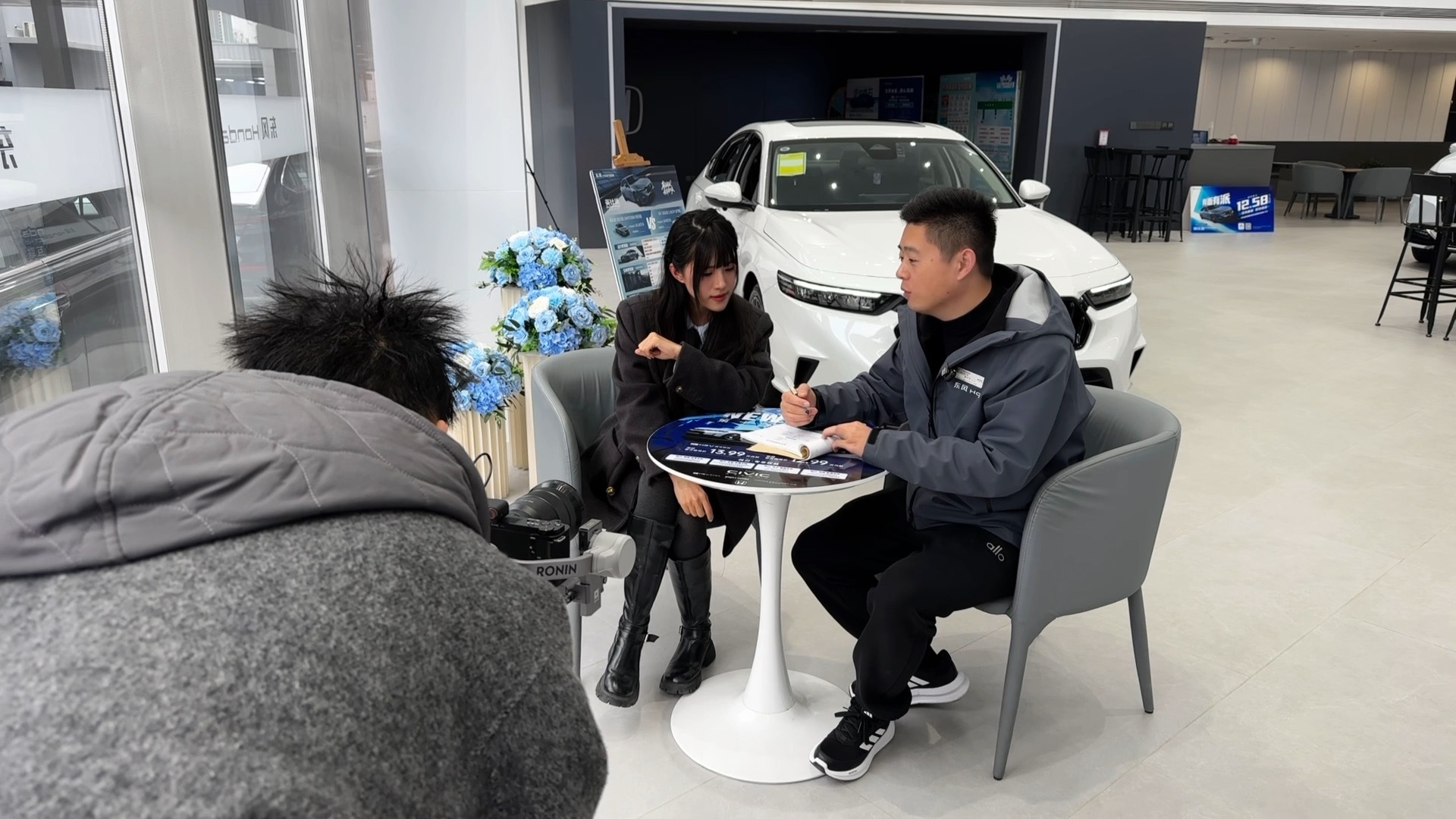 快过年了～大家是不是要换车了？今天的拍摄来替大家打探打探买车最低价！顺便蹭了一顿