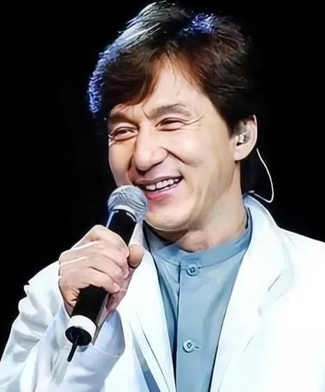 1997年，成龙到北京开演唱会，臧天朔派了一群人过去砸场子。成龙为了平息事端，请