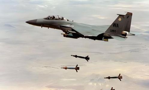 以色列开始空袭伊朗的医院了，这显然是在复制之前打击加沙地区的模式。
同时也意味着