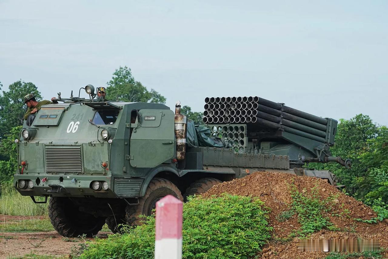 【最新消息：柬埔寨使用重型BM-21多管火箭系统向泰军发动打击】
金边时间202