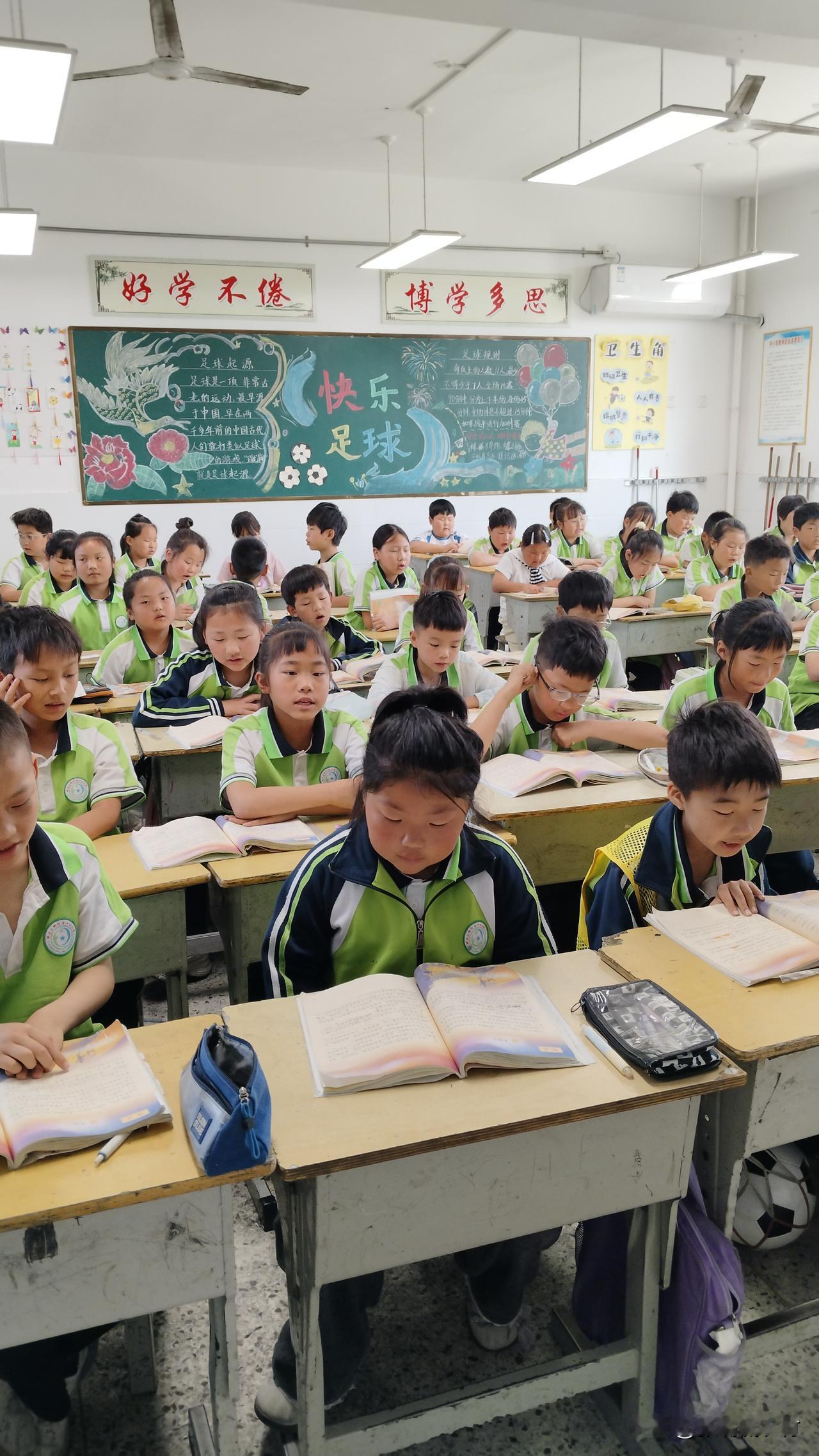 放学时，一个三年级男生悄悄塞给我一张纸条，我打开一看深受感动，于是写下了这段感受