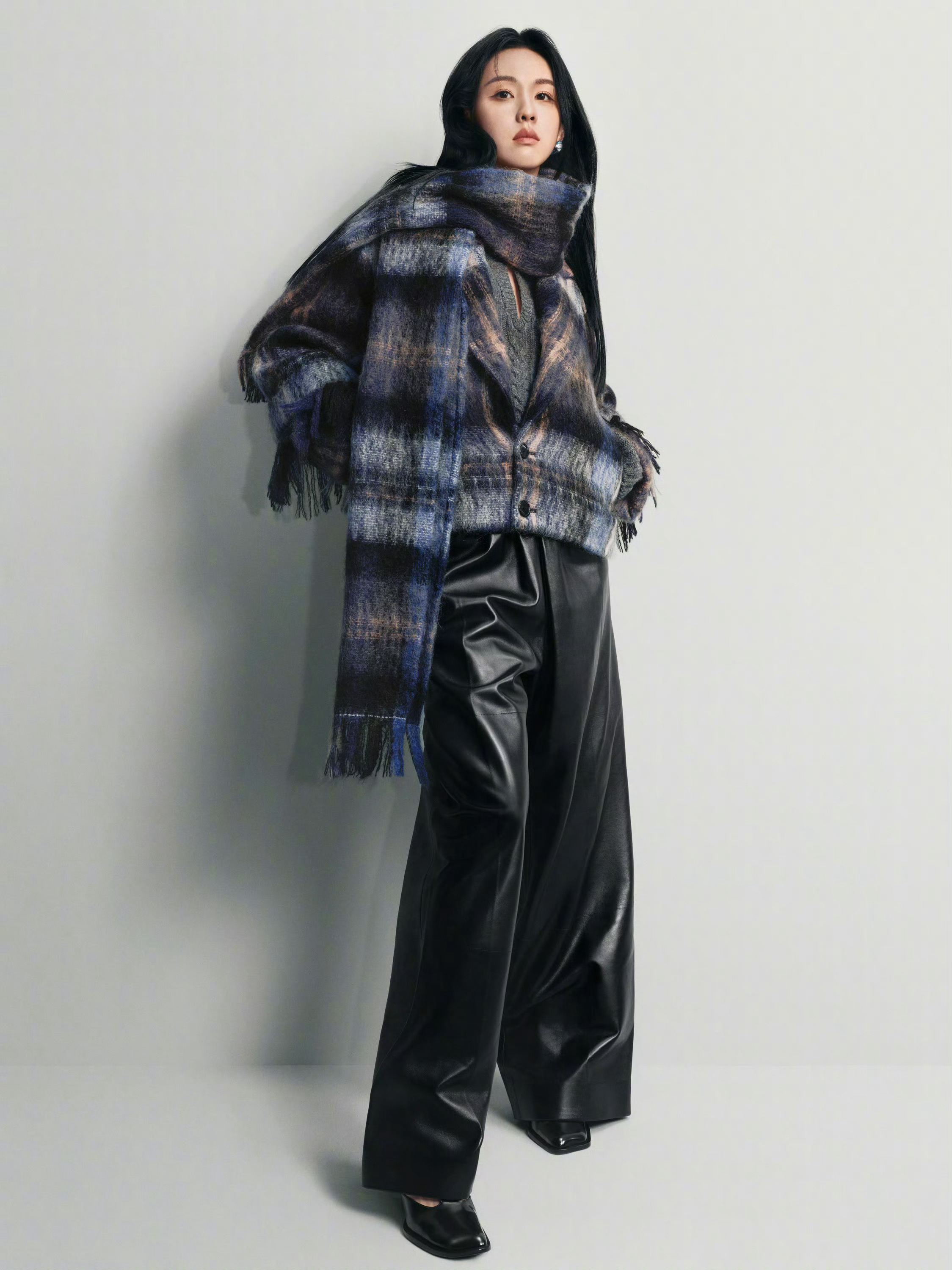 LOEWE 罗意威正式官宣陈都灵 出任品牌大使。陈都灵凭借在影视作品中的出色表现
