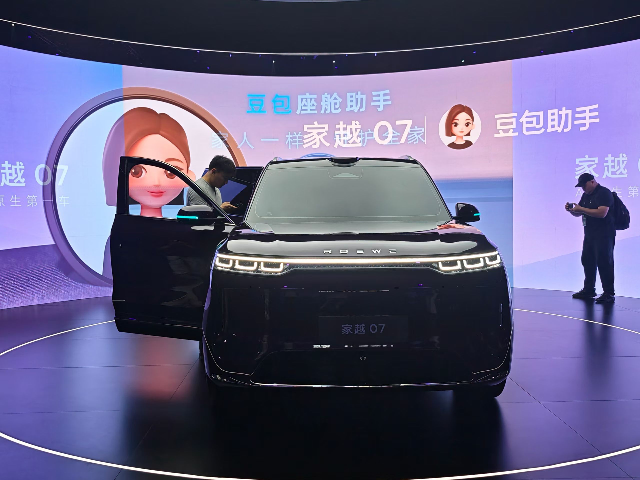 AI汽车要靠Token赚钱吗最直白最不绕弯子的豆包上车了AI原生汽车终于落地，荣