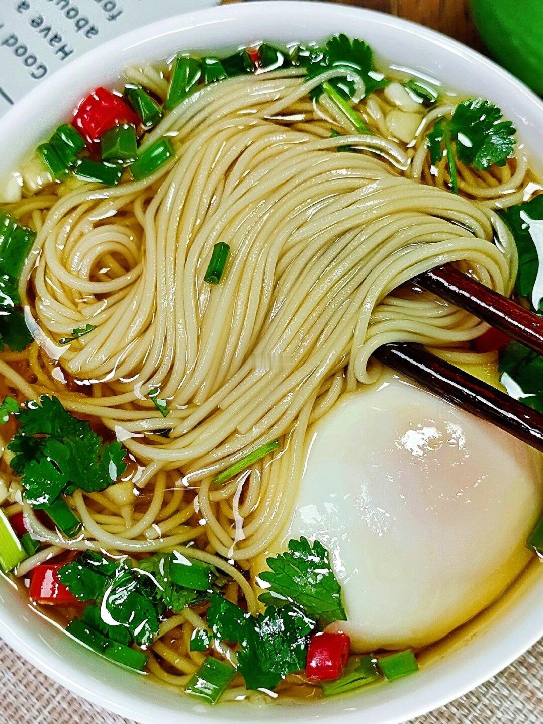 十分钟搞定一碗热乎乎的汤面，巨暖胃‼️