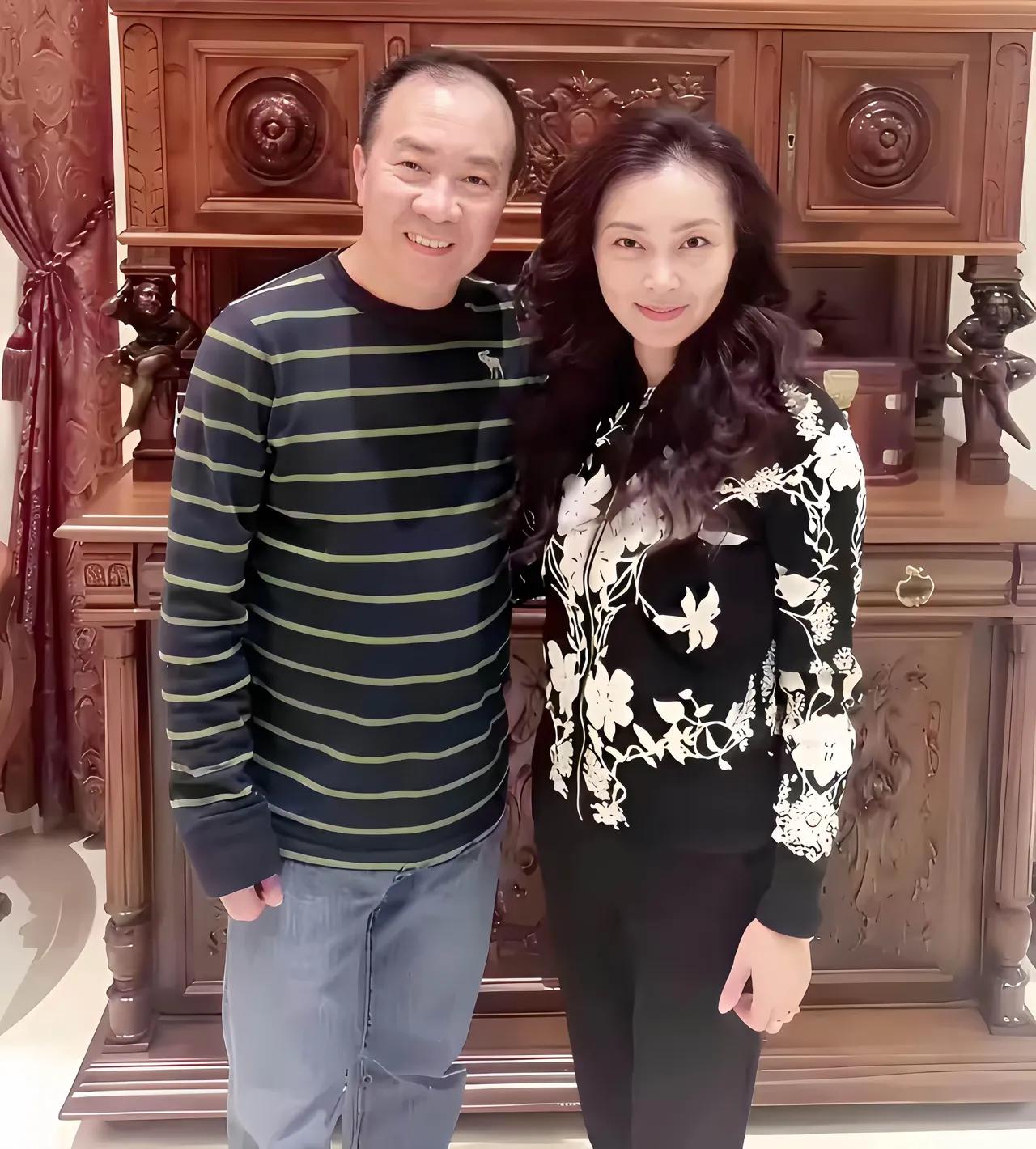 想不到他们俩竟然是一对夫妻，白瞎了看这么几十年的电视节目，这张居家同框照氛围平和