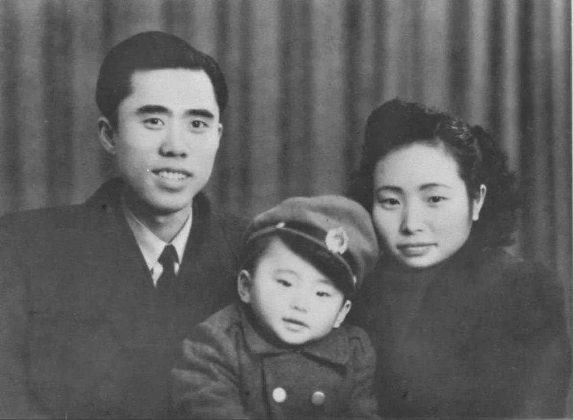 1947年秋，重庆，江姐与彭咏梧和儿子彭云的珍贵留影，是这一家三口唯一一张合影，