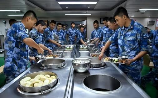 “养航母”到底有多费钱？这么说吧，山东舰常年驻守着3000多名官兵，为了保证舰上