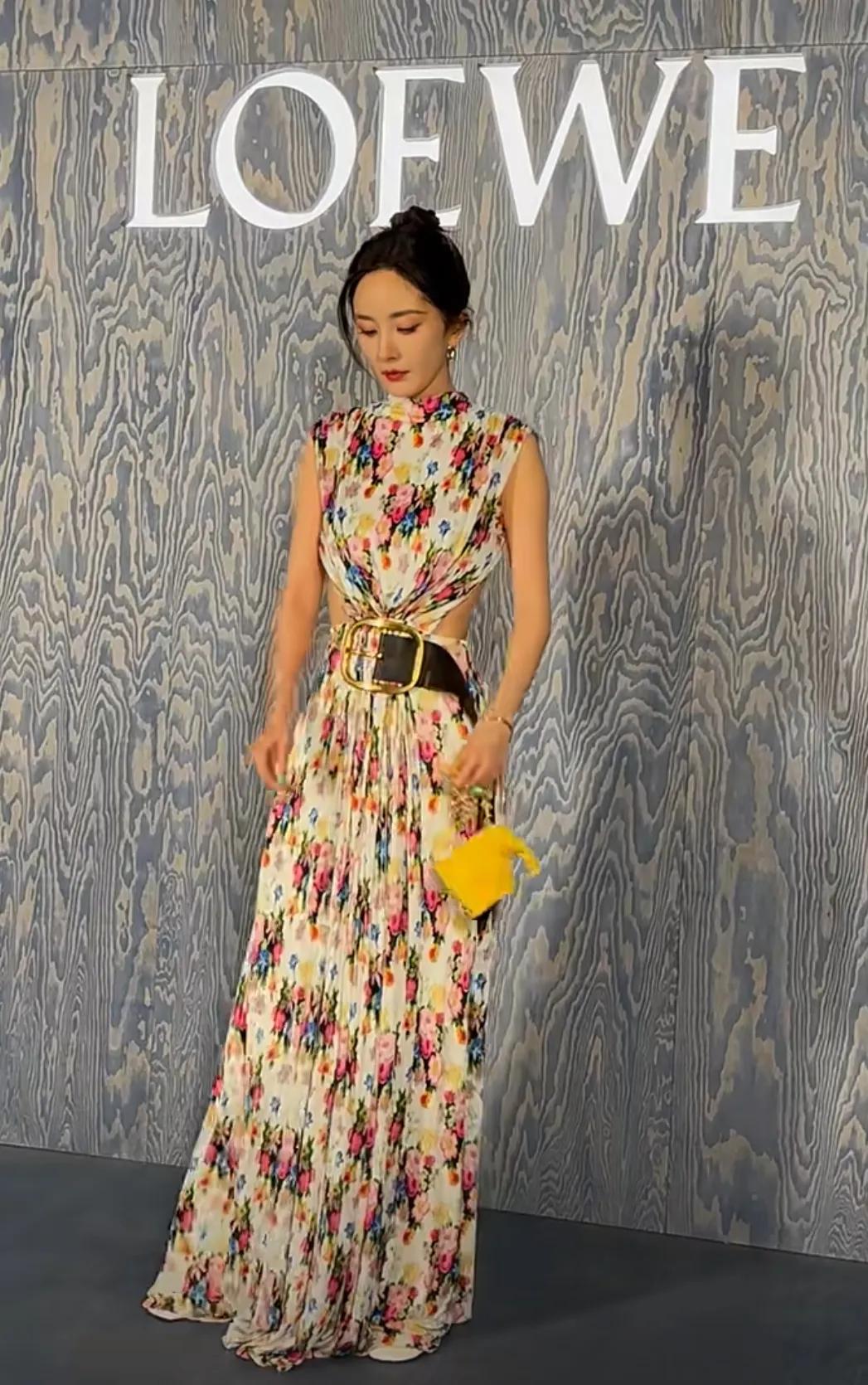 杨幂最新造型碎花裙好美呀，妆容舒服大气  整体状态真的很赞， 拎着小象包如灵狐出