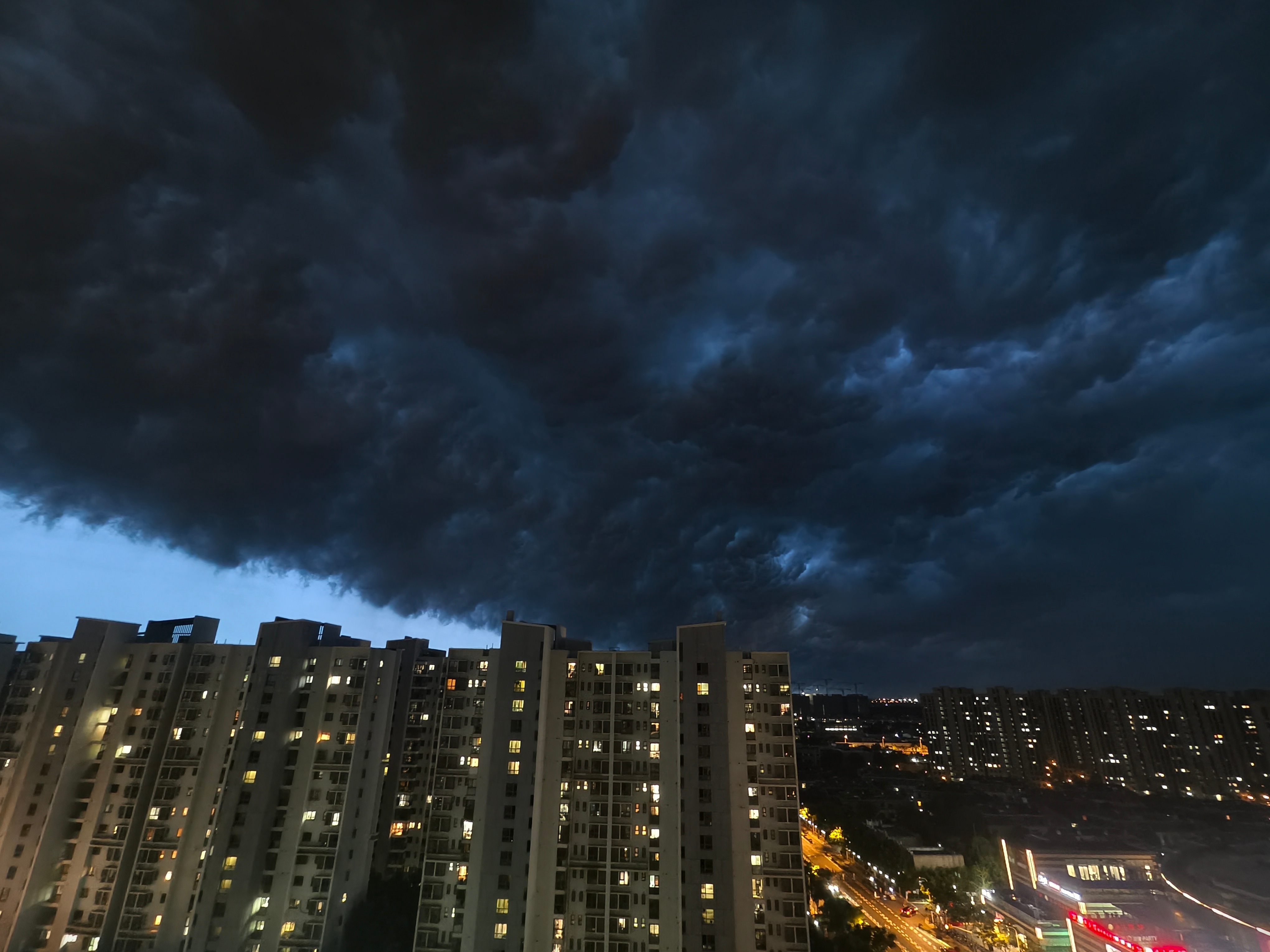 上海今天下班时段有大雨到暴雨乌云压顶～幸好是在家待着 
