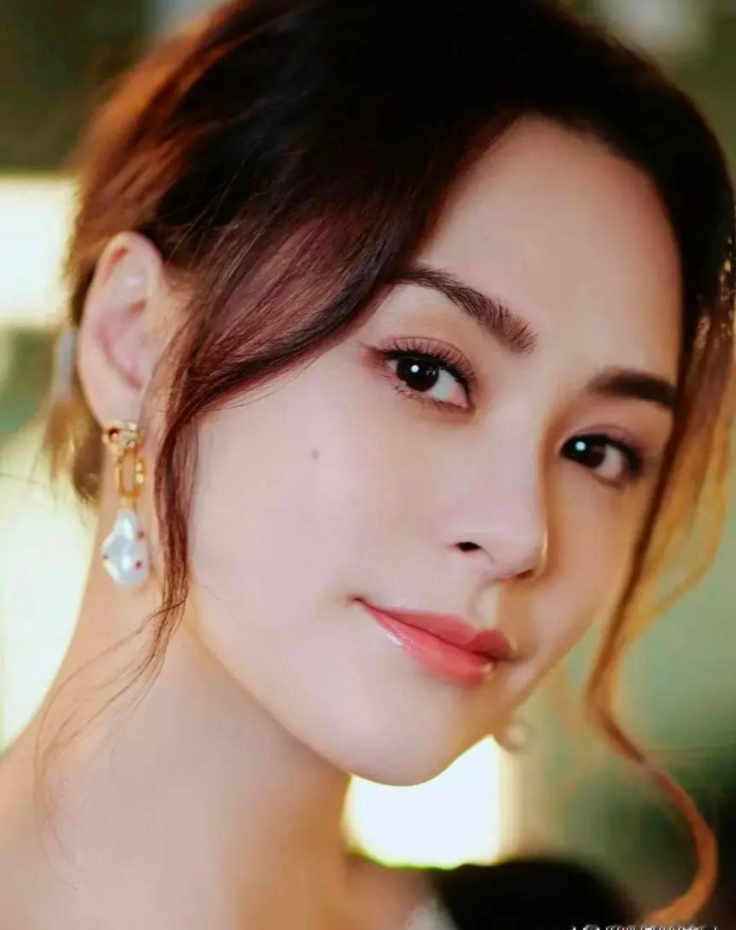 阿娇不演打女了。
她站在《无限超越班》的镜头前，一句“你这个哭，像在赶公交”，把