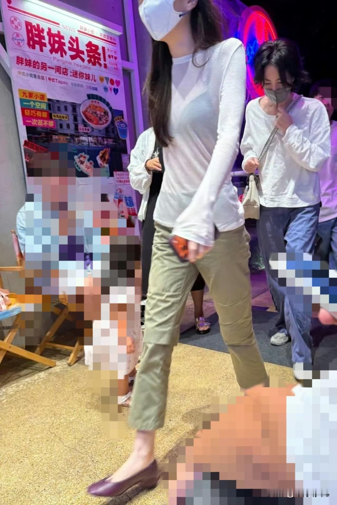 网友阿那亚面馆偶遇王菲李嫣，母女同框松弛感拉满！


网友在阿那亚网红面馆偶遇王