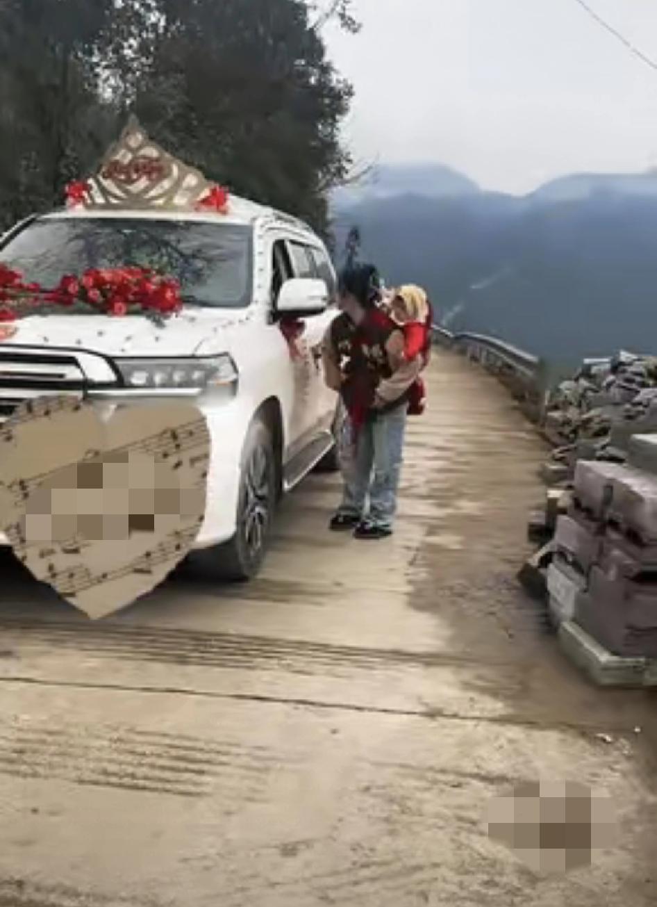 这是天大的福气！

云南宝妈背着龙凤胎遇婚车，这哪是讨喜，分明是送上门的顶级福气