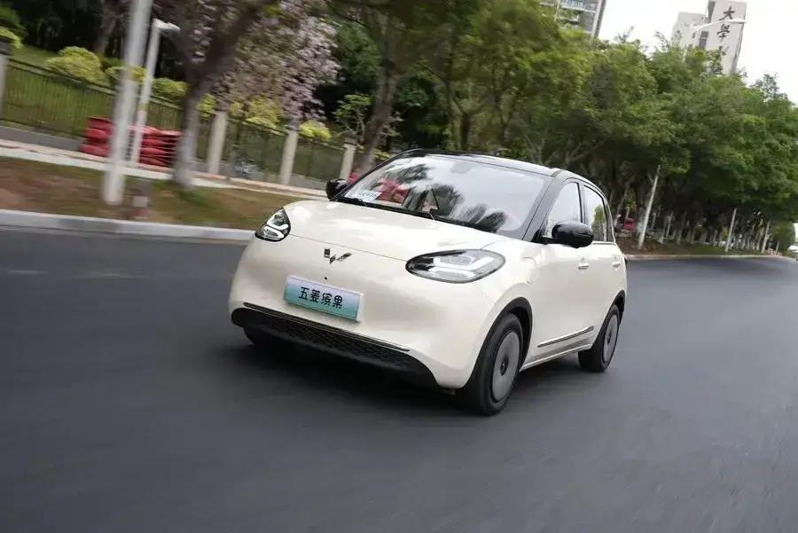 综合实力顶尖的电池：

1. 宁德时代神行PLUS：1000km续航+4C超充，