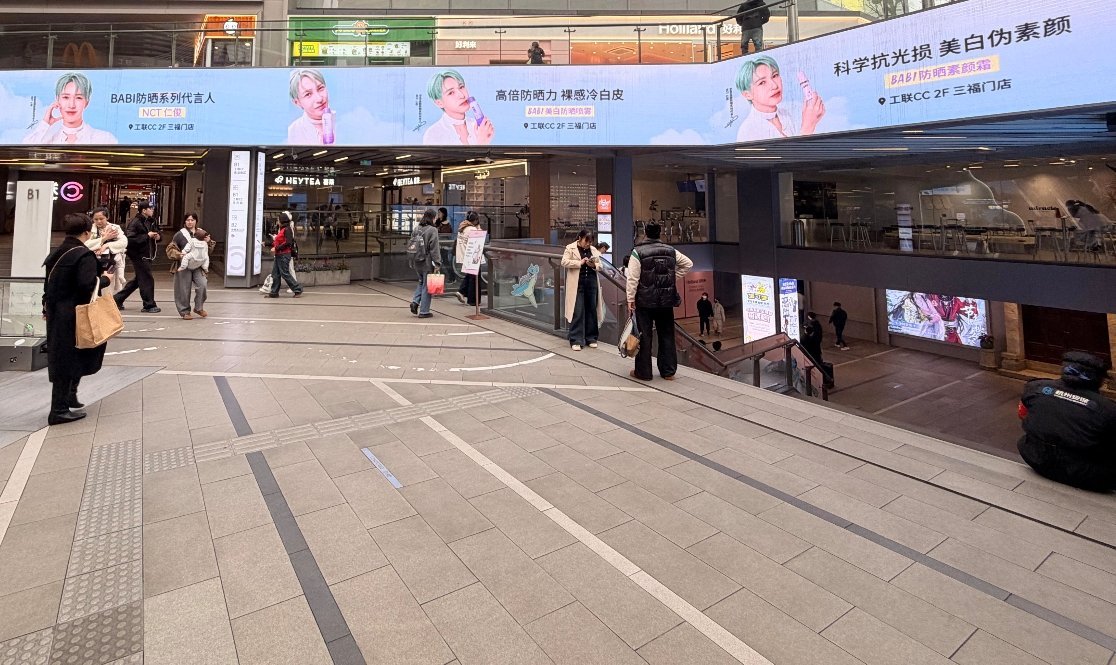 黄仁俊仁俊生日这个线下大屏排面，是懂怎么宠孩子的👏🏻户外大屏+主题包店+薄荷