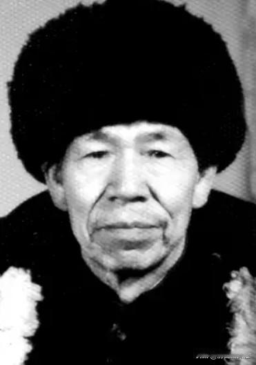 1938年几十个日军脱下衣服在河中洗澡时，被路过的一名八路军战士看到，他当即开心