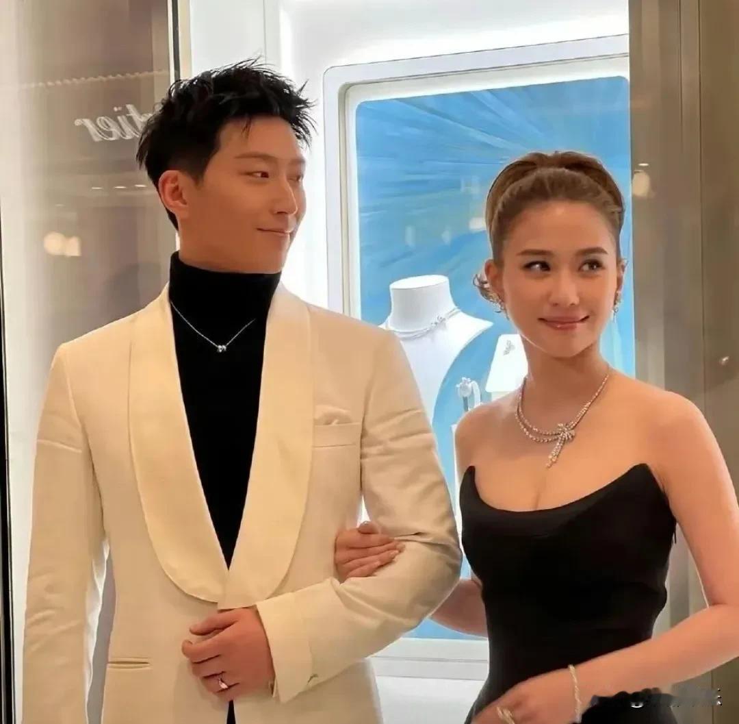 何超莲窦骁，背后关系曝光！

何超莲窦骁突然冲上热搜：一场“分手旅行”背后的真相