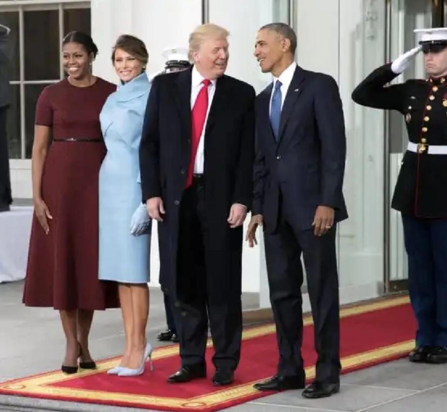 特朗普夫妇和奥巴马夫妇站在一起。
梅拉尼娅和米歇尔在比美，特朗普和奥巴马在斗嘴。