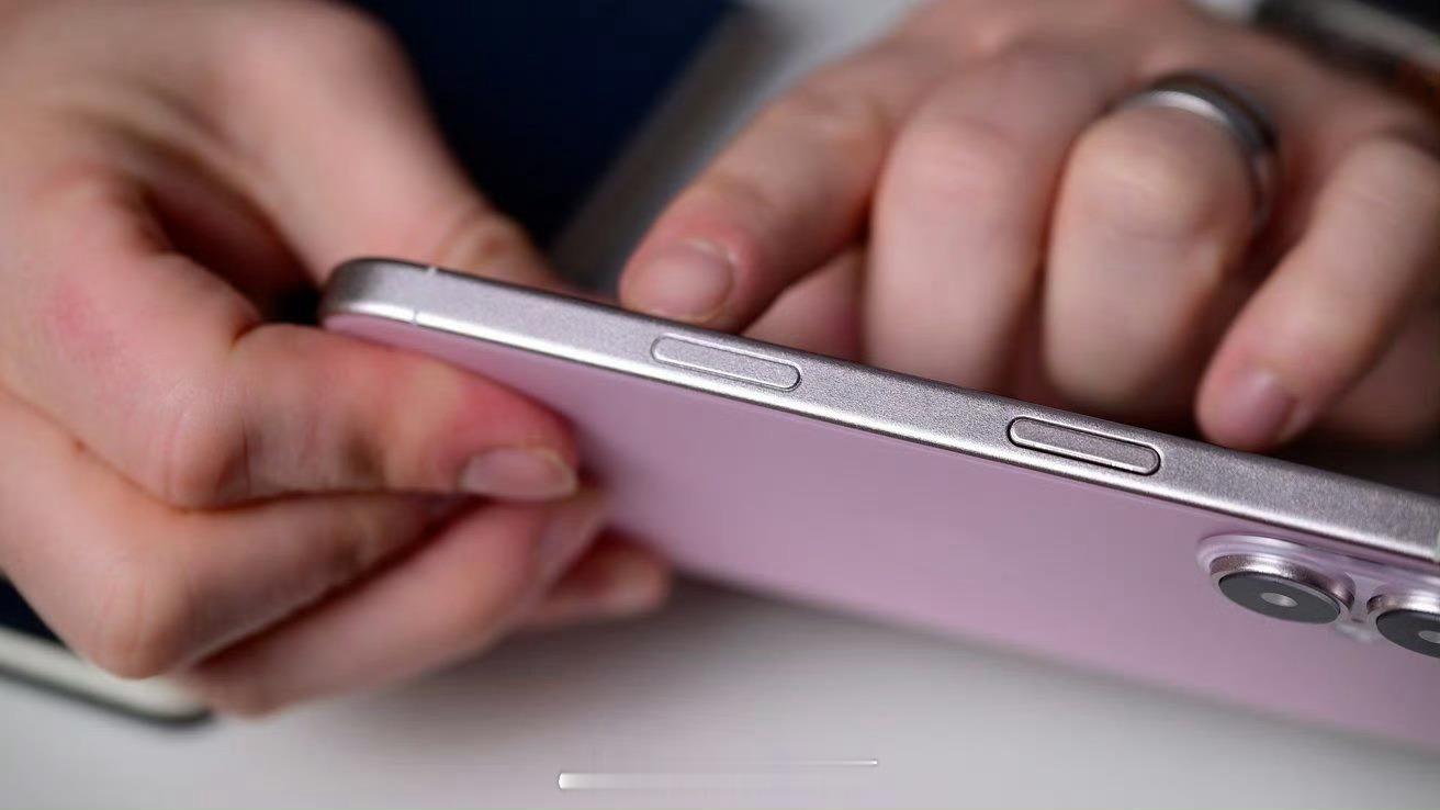 据说iPhone 16会增加一个拍照按键。你们觉得如何？ ​​​