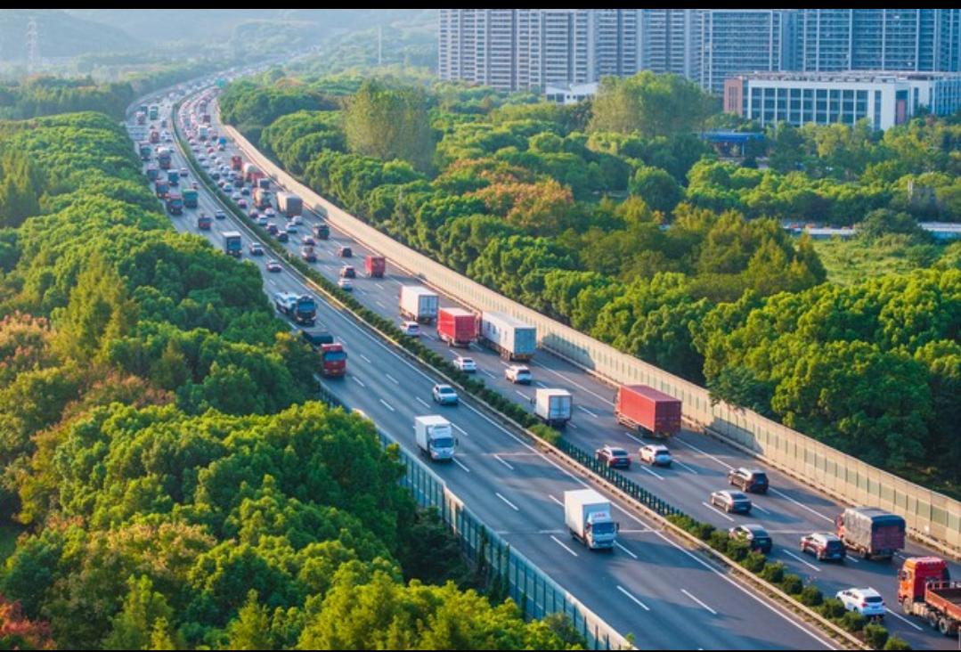 今天开车去天津，在高速上我跑到一百一十迈了，仍然不断地有大量的车辆蜂拥着从后面追