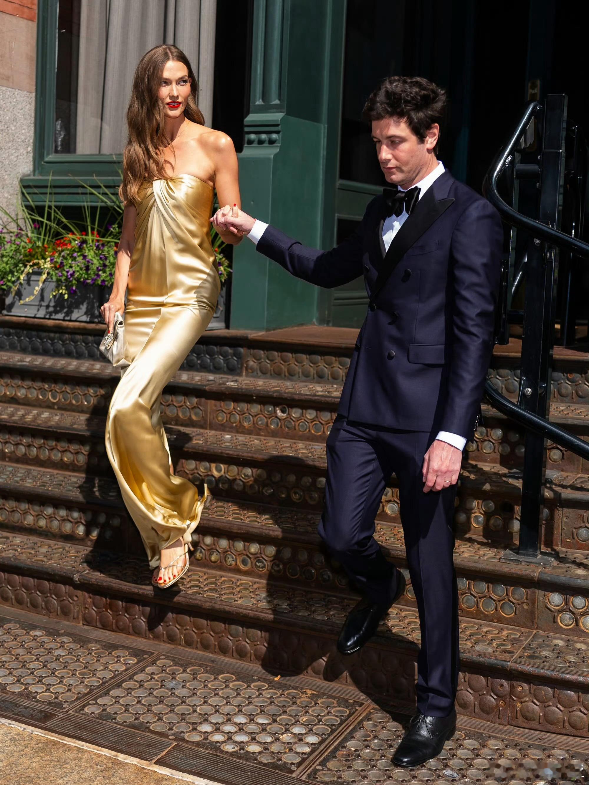 霉霉世纪婚礼Karlie Kloss 出席一袭香槟金缎面抹胸礼服，搭配红唇和红指