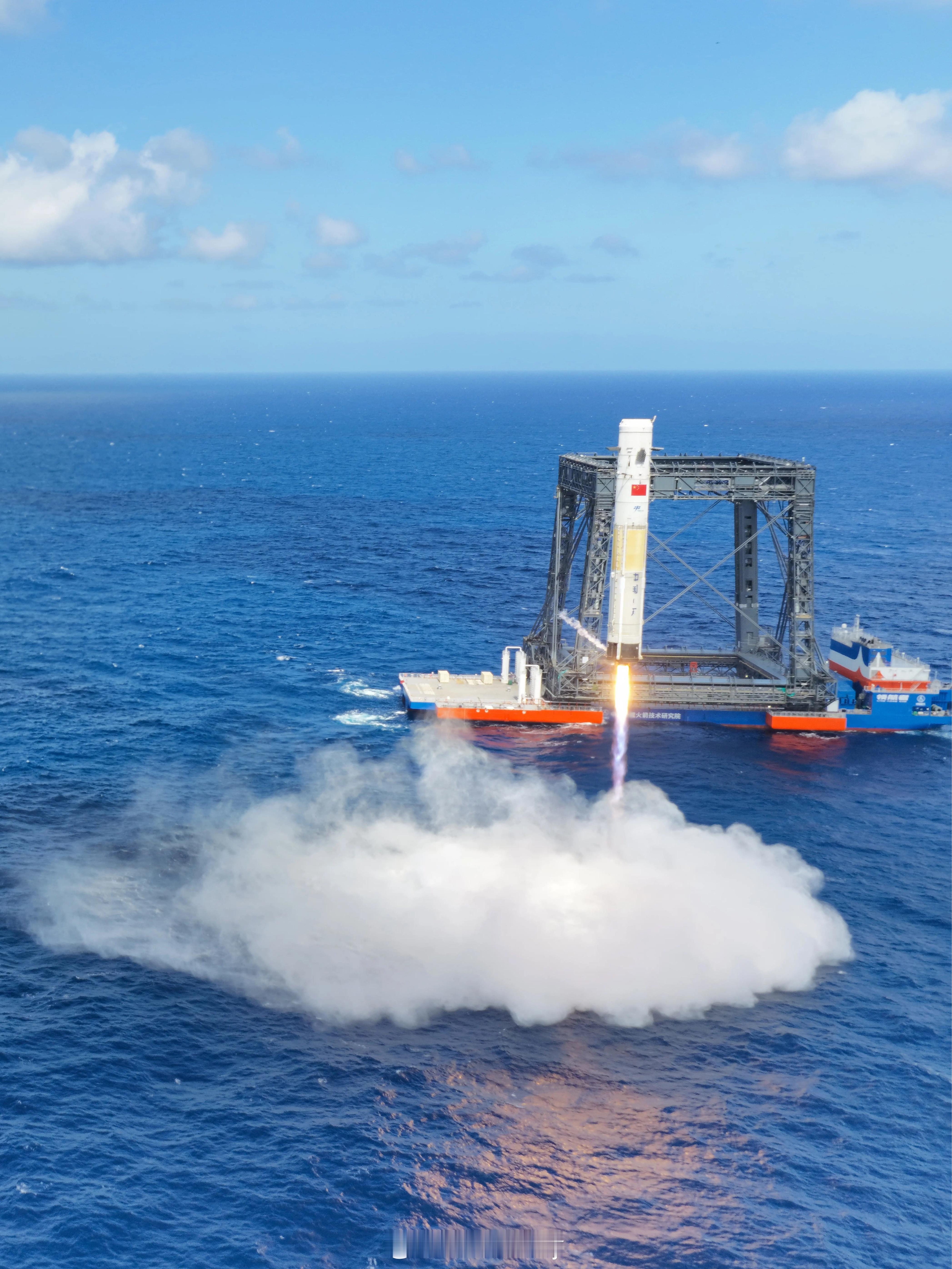 长征十号甲试验箭溅落画面！太稳了！火箭回收190视角