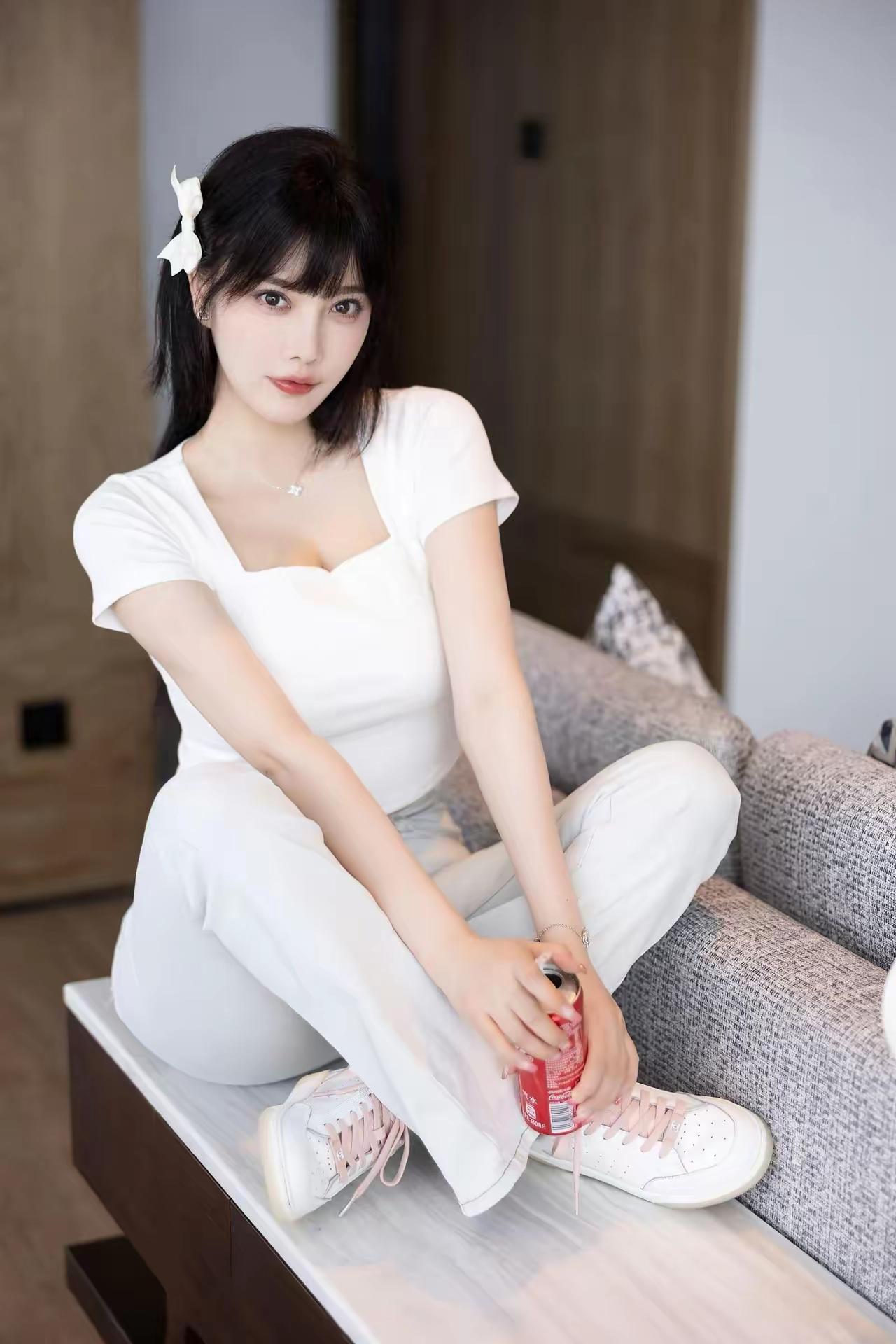 她正坐在沙发上喝可乐。女生裙子应该怎么搭配 超美泳衣纯分享 如何通过裙子展现自己