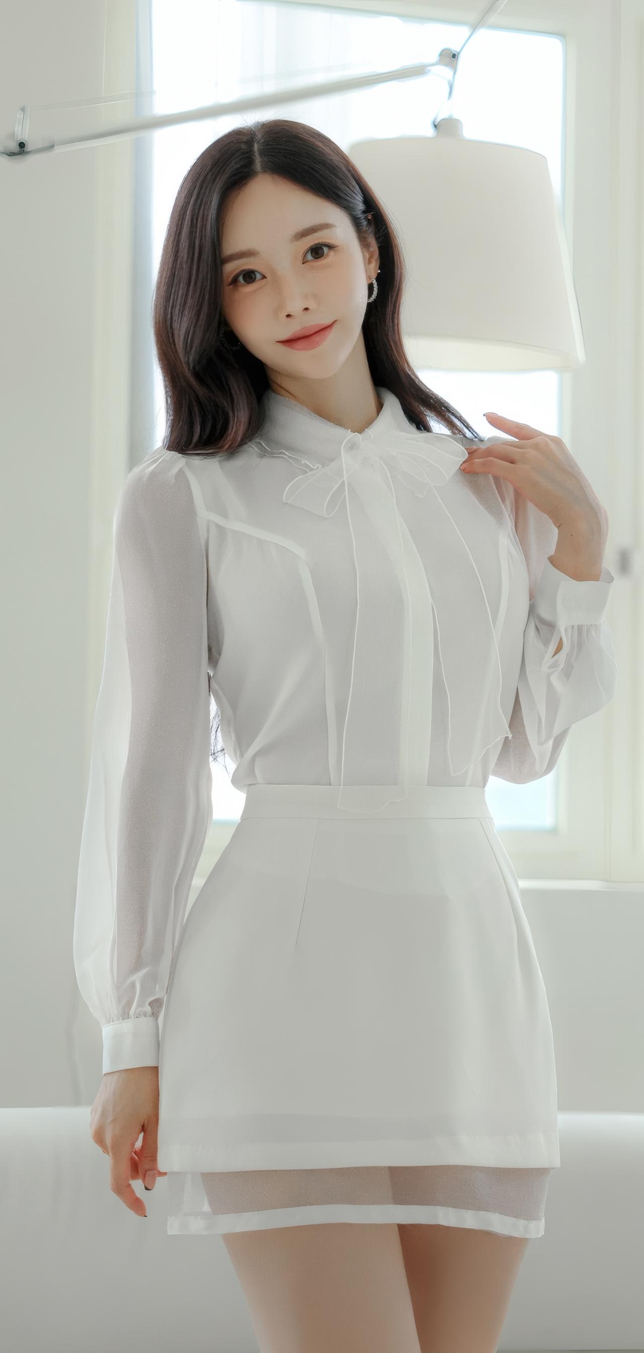 清新简约风穿搭，白色衬衫+短裙，优雅又减龄！💕