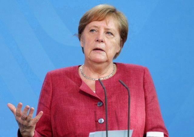 德国那个老太太，默克尔，一出山就直接掀了桌子。真敢说啊，点名道姓，就差没指着鼻子