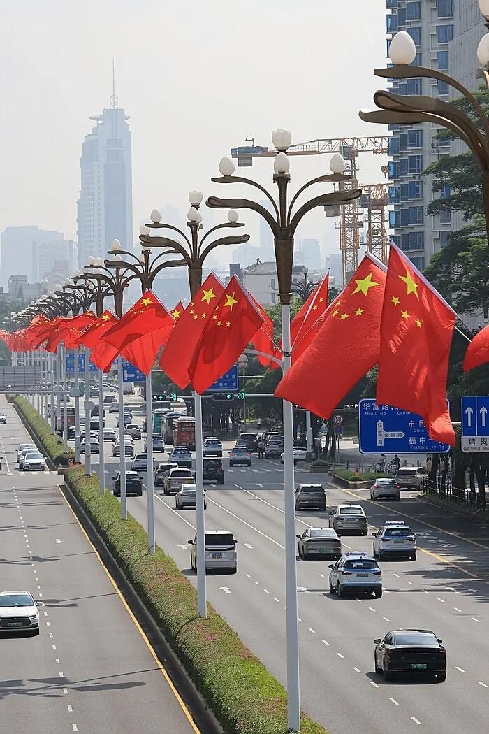 世人一直被深圳的经济成就所折服，但没想到它的政治觉悟，也让大家赞不绝口。