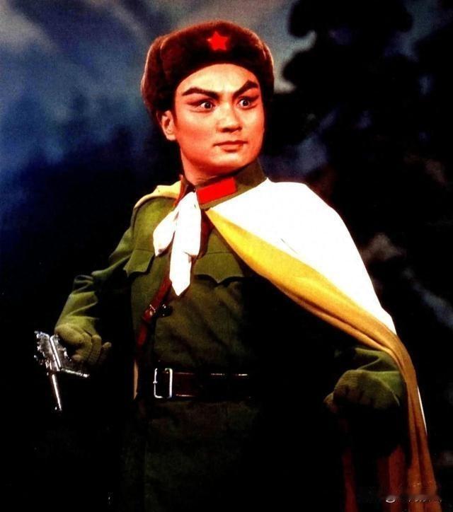 样板戏的唱词、唱腔、舞美、都无可挑剔，歌颂的是伟大领袖毛主席和共产党、人民军队，