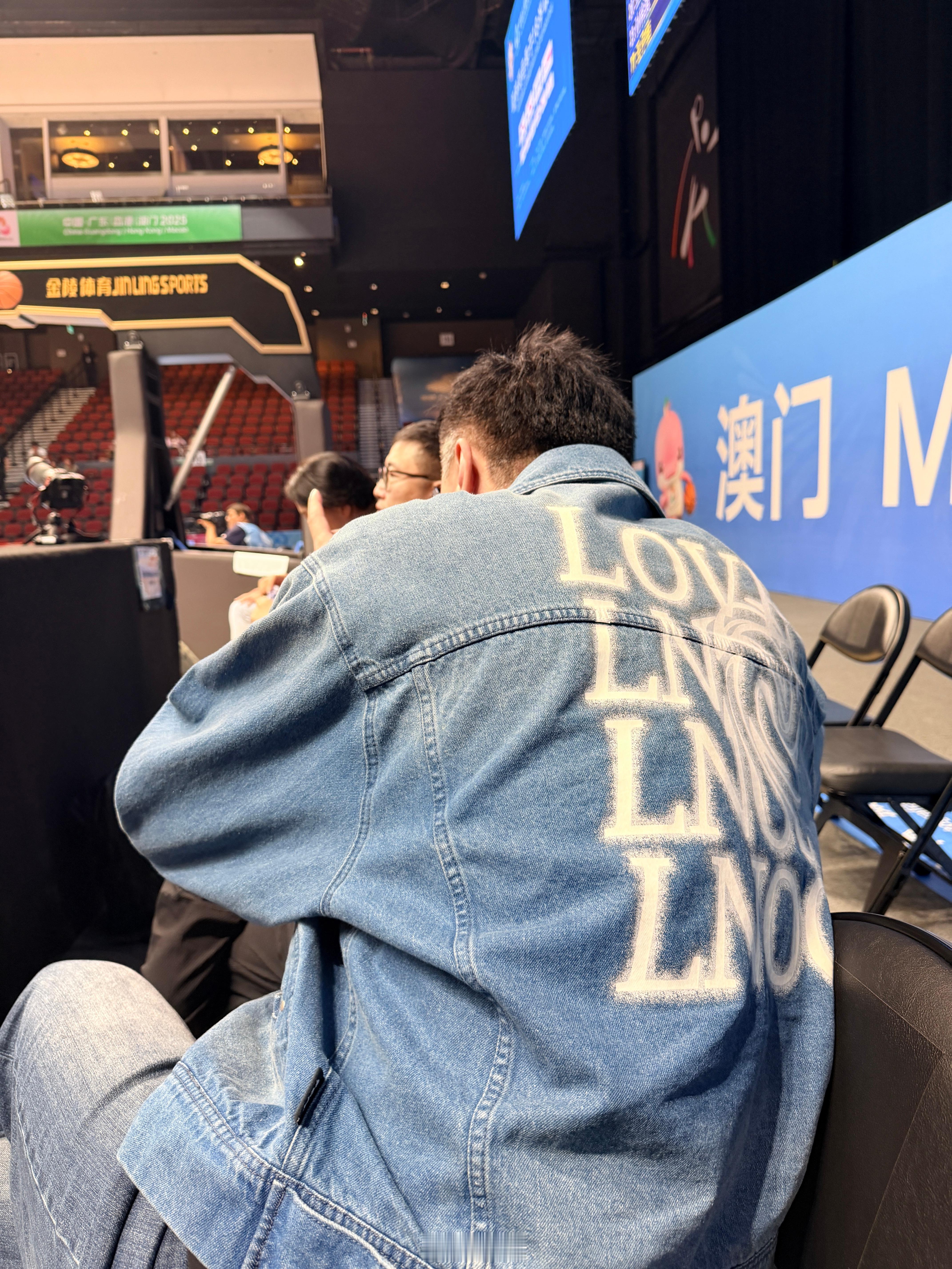 本来是我的看球搭子 后来还是觉得看台视野更好 