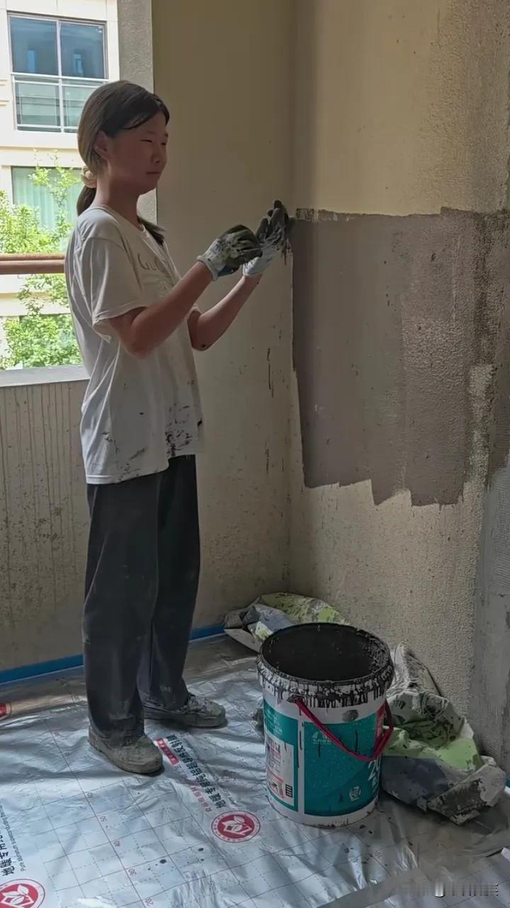 瞧瞧别人家的孩子，湖北荆州2个女孩，一个12岁，一个19岁，暑假期间帮他们老爸到