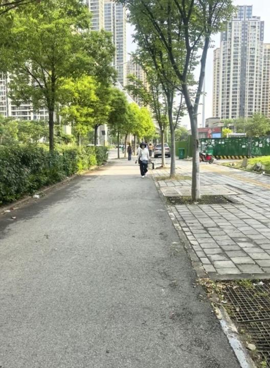 我和老公是二婚。昨天晚上，老公的女儿打来电话，说她妈妈去世了。老公一下慌了神。马