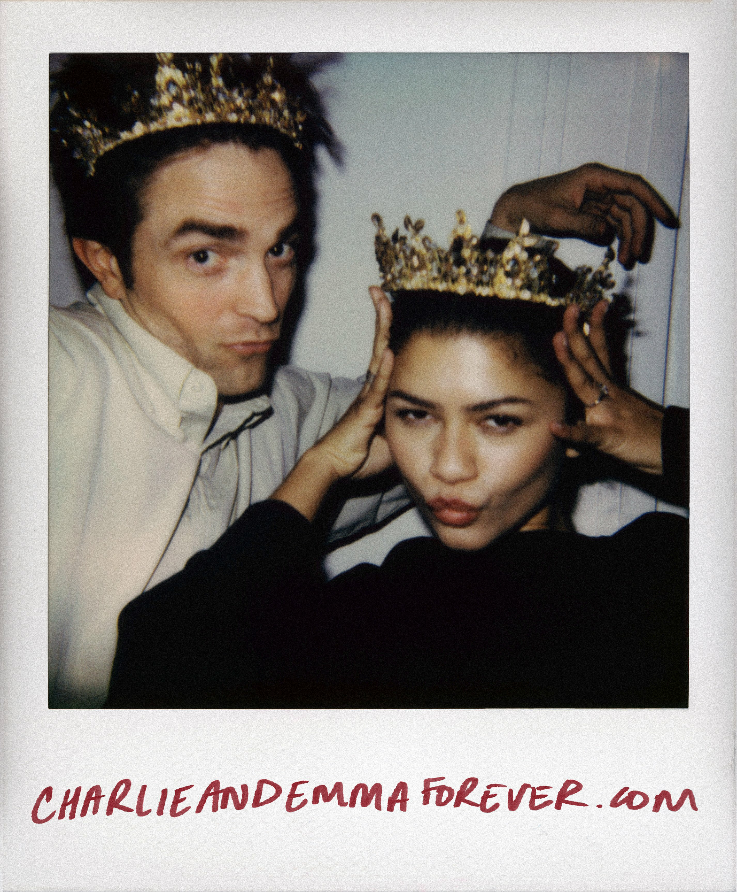 又甜又可爱~~Zendaya联手罗伯特帕丁森主演A24新片《爱情抓马》曝光新剧照