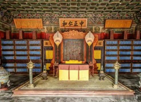 故宫养心殿为何常年阴冷潮湿？直到专家挖开地板，这才发现其中秘密。

“养心殿闹鬼