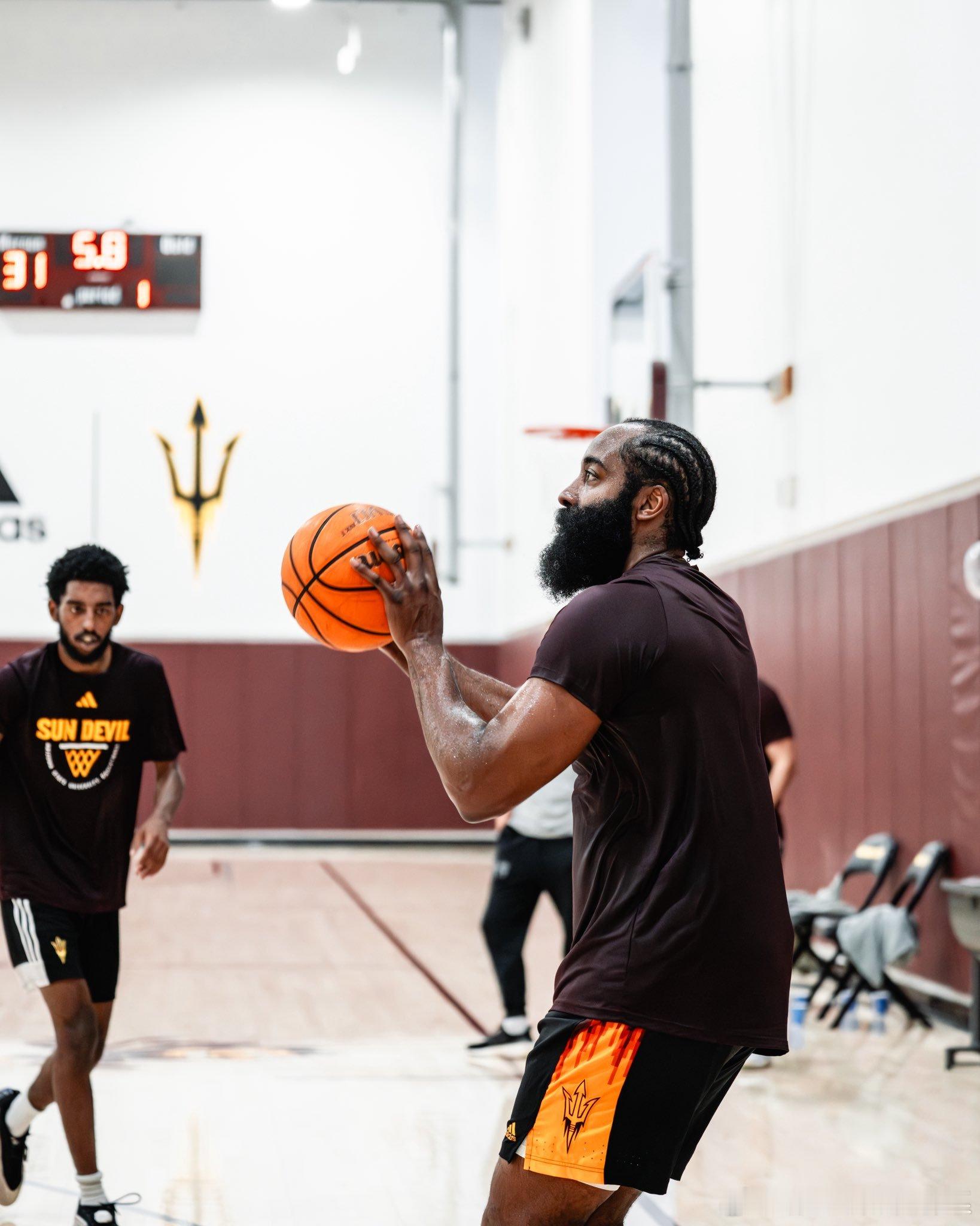 哈登回到母校与学弟们一起训练哈登快船 ​​​