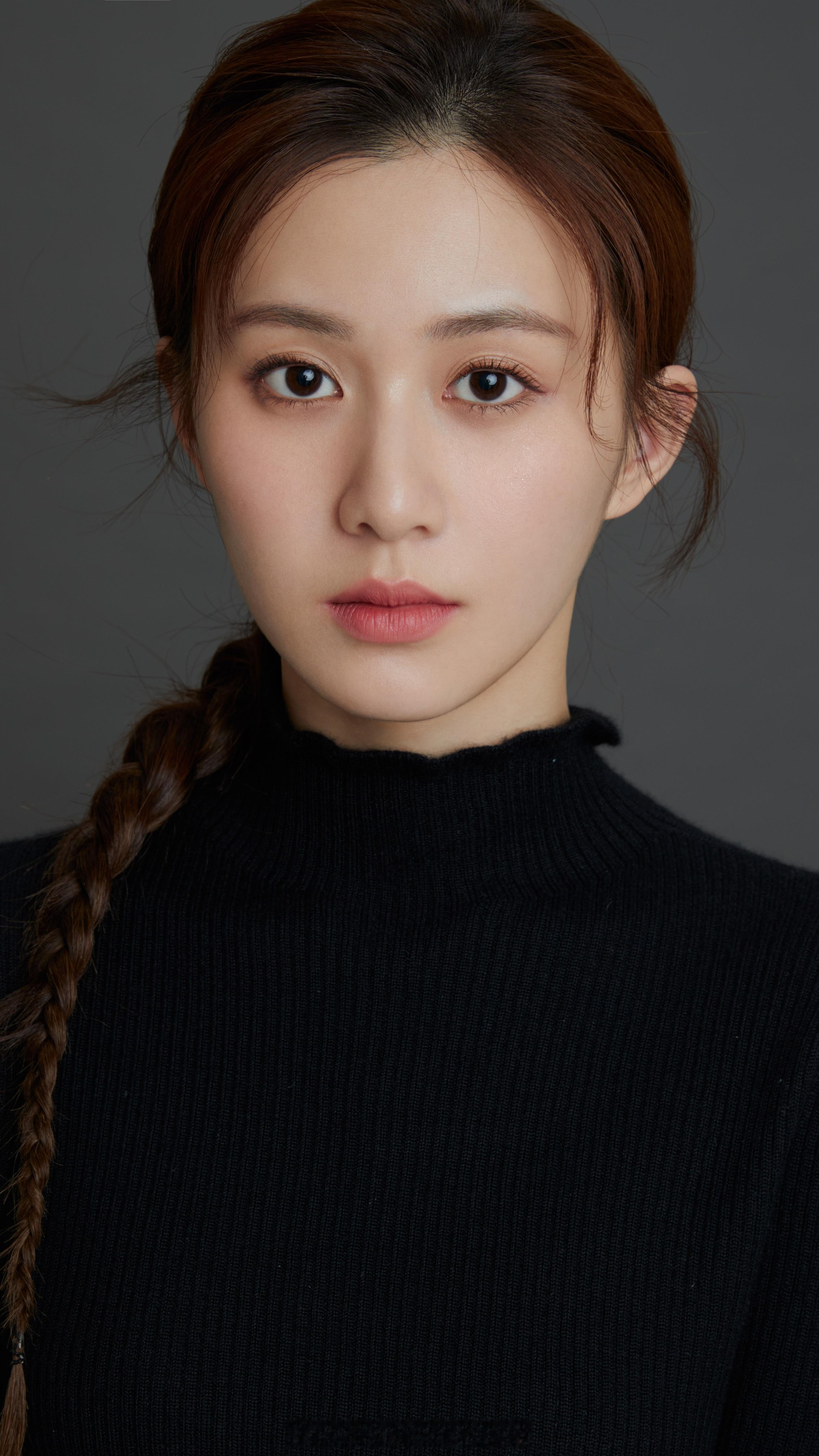 美女校花关芯 毕业于中央戏剧学院 94年 天蝎座 身高167cm 体重45kg 