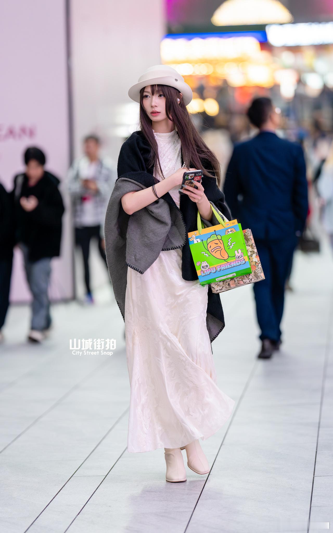 和背后的人，挺呼应的~ 