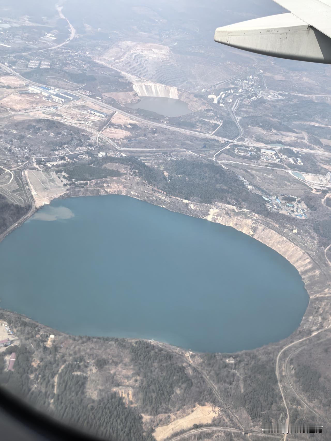 晒图笔记大赛飞越长江，从万米高空俯瞰，宽阔的大江如一条灰蓝绸带铺展在大地之上，江