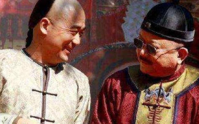 乾隆将一个瞎眼的算命先生宣上金銮殿：“你告诉朕，朕手里拿的是什么？”算命先生心中