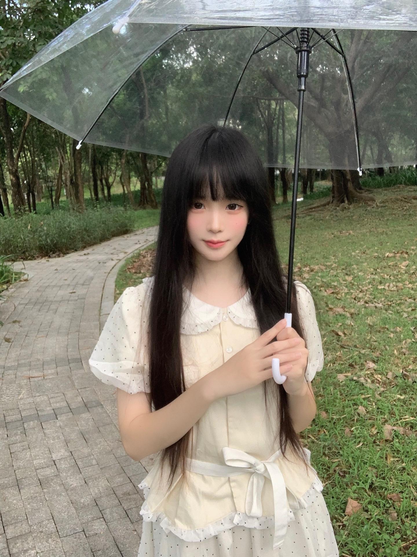 想当小蘑菇 什么都不用干只用撑伞发呆