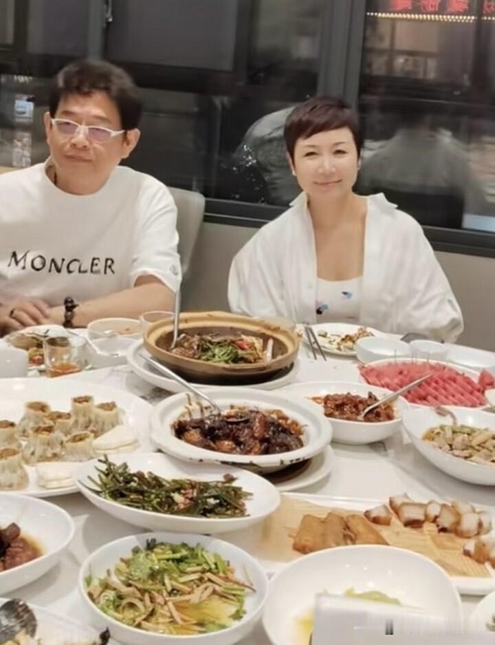 大家还记得照片中这一位短头发的美女吗？她曾是上海著名的美女主持，巅峰时却渐渐隐退