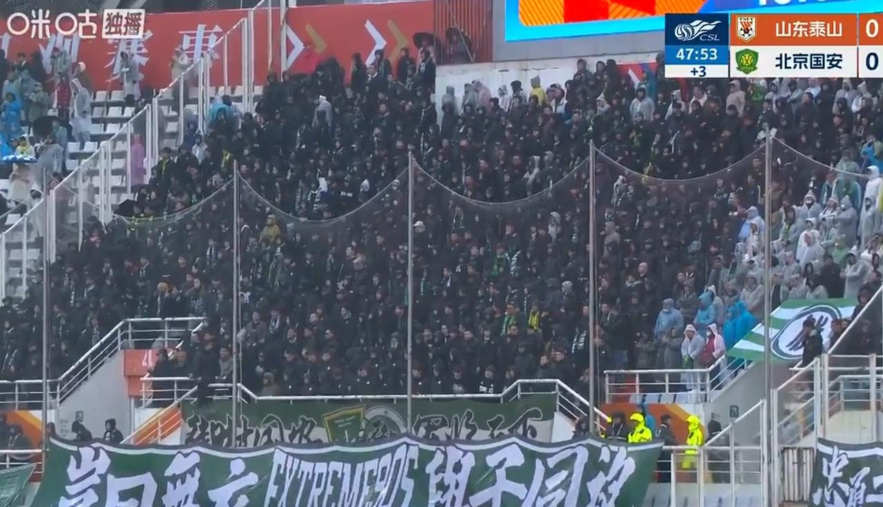 泰山队和国安队半场比赛结束，乏味的0:0犹如菜鸟互啄，本土球员几乎没有存在感。