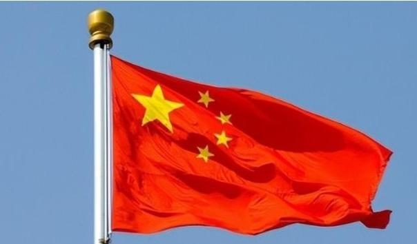 美国现在对中国这么急，说白了就两个原因。

第一，中国没按他们设计的剧本走。当年