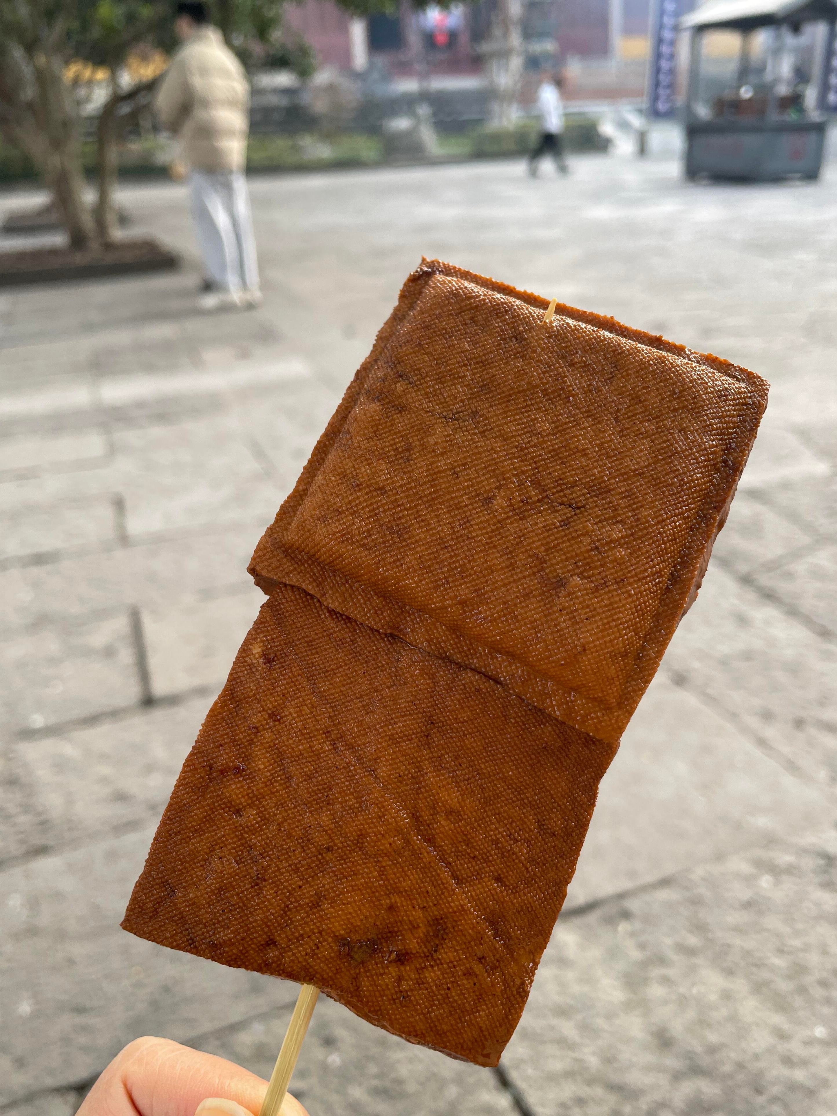 以前去寺庙真没留意过，小时候最爱吃的就是这种豆干。怀念啊，这样的豆腐干从小就有，