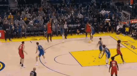 这问题太有意思了，库里的传球和格林的“走步”都各有特色。
再看格林走得叫一个“丝