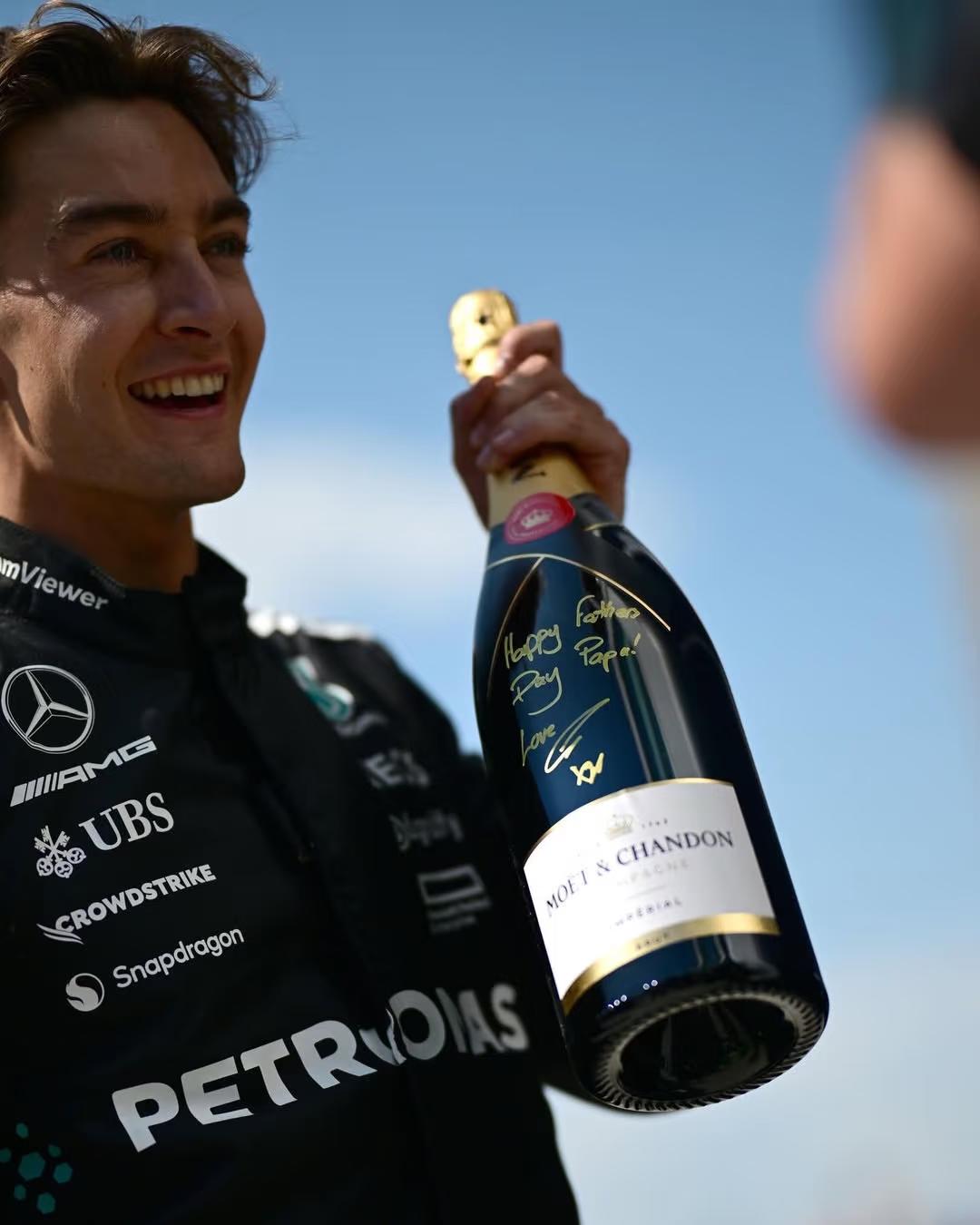 F1领奖台喷洒的香槟全程常温，不会提前冷藏，这点多数新手并不了解。
赛事官方采购